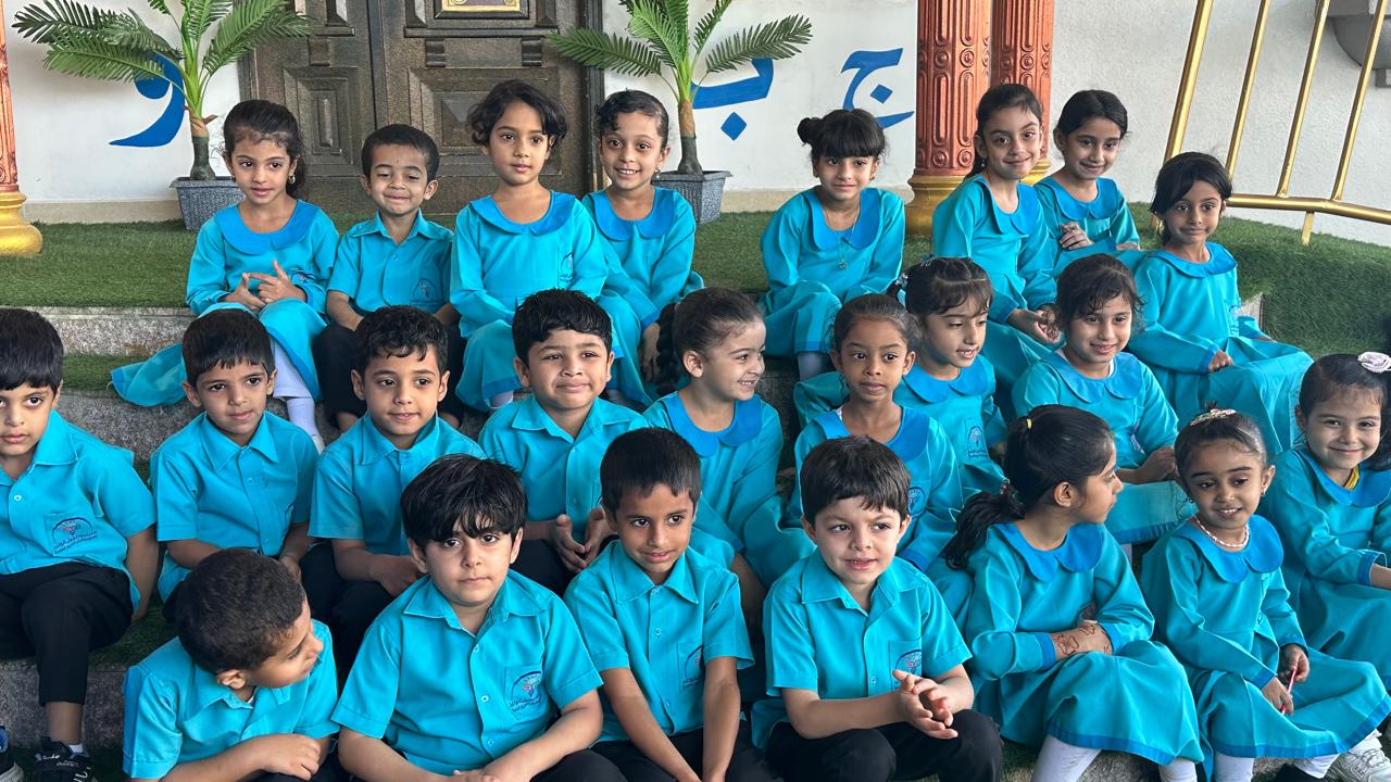 طلاب مدرسة الجيل الواعد في حلقة تعليم القرآن الكريم